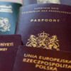 Er zijn valse paspoorten in omloop uit het Verenigd Koninkrijk (Engels) met daarop Italiaanse of Griekse namen.