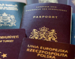 Er zijn valse paspoorten in omloop uit het Verenigd Koninkrijk (Engels) met daarop Italiaanse of Griekse namen.