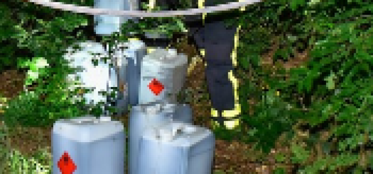 drugsafval Containers met vermoedelijk 2000 liter drugsafval gedumpt in natuur