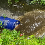 Tienduizend liter drugsafval in kapotte vaten gedumpt langs de weg