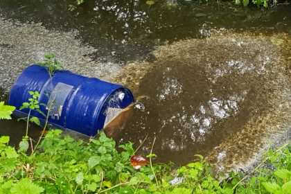 Tienduizend liter drugsafval in kapotte vaten gedumpt langs de weg