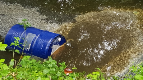 Tienduizend liter drugsafval in kapotte vaten gedumpt langs de weg