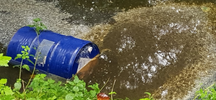 Tienduizend liter drugsafval in kapotte vaten gedumpt langs de weg