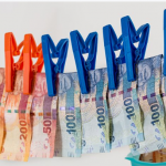 Hoe zorg je ervoor dat je je stapels contanten die je met drugshandel hebt verdiend, op een bankrekening krijgt